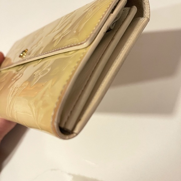 Louis Vuitton Monogram Vernis Patent Sarah Wallet - Picture 5 of 8